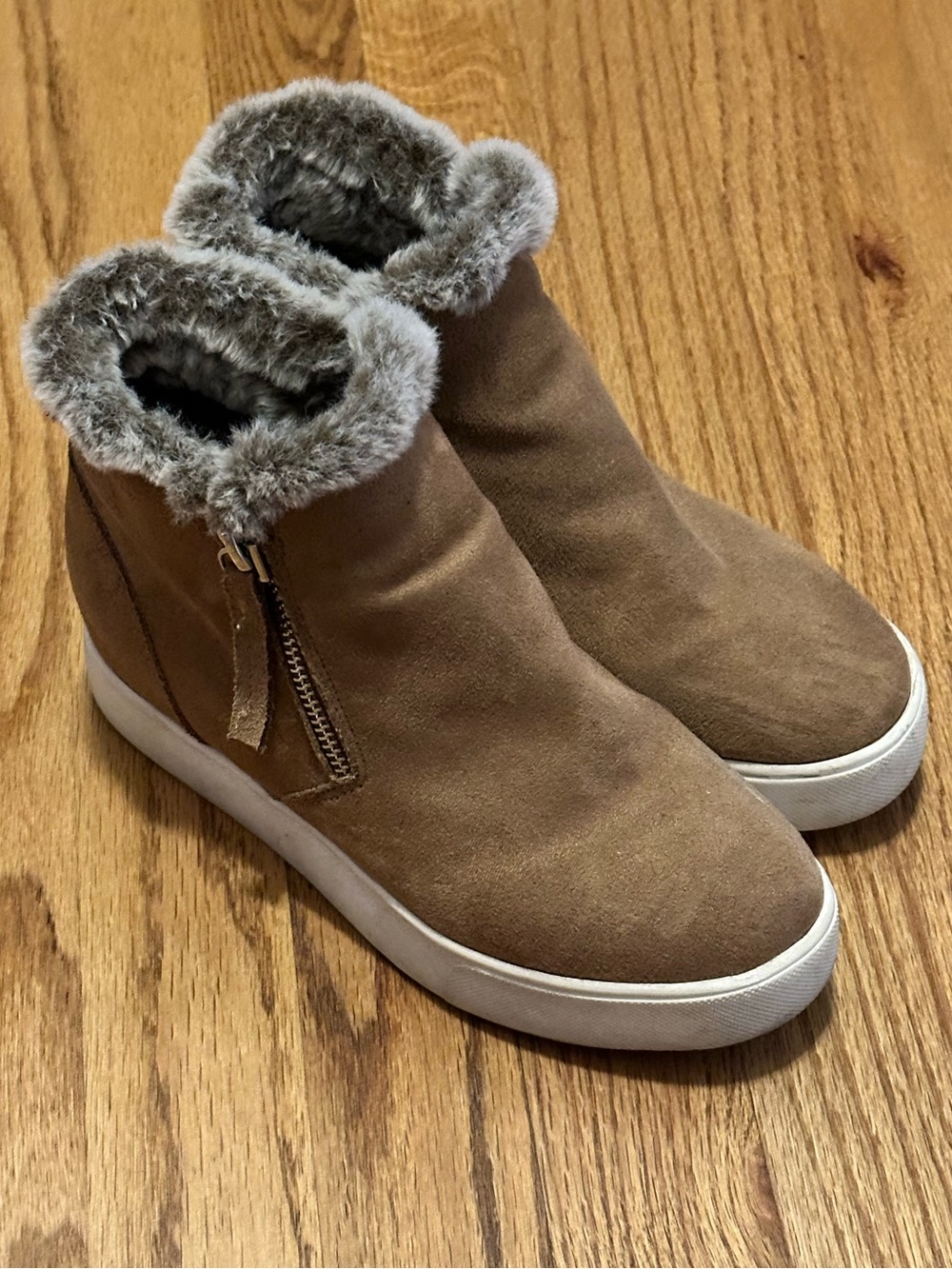 SODA Girls Suede Zip Up Booties with Fur size 5.5